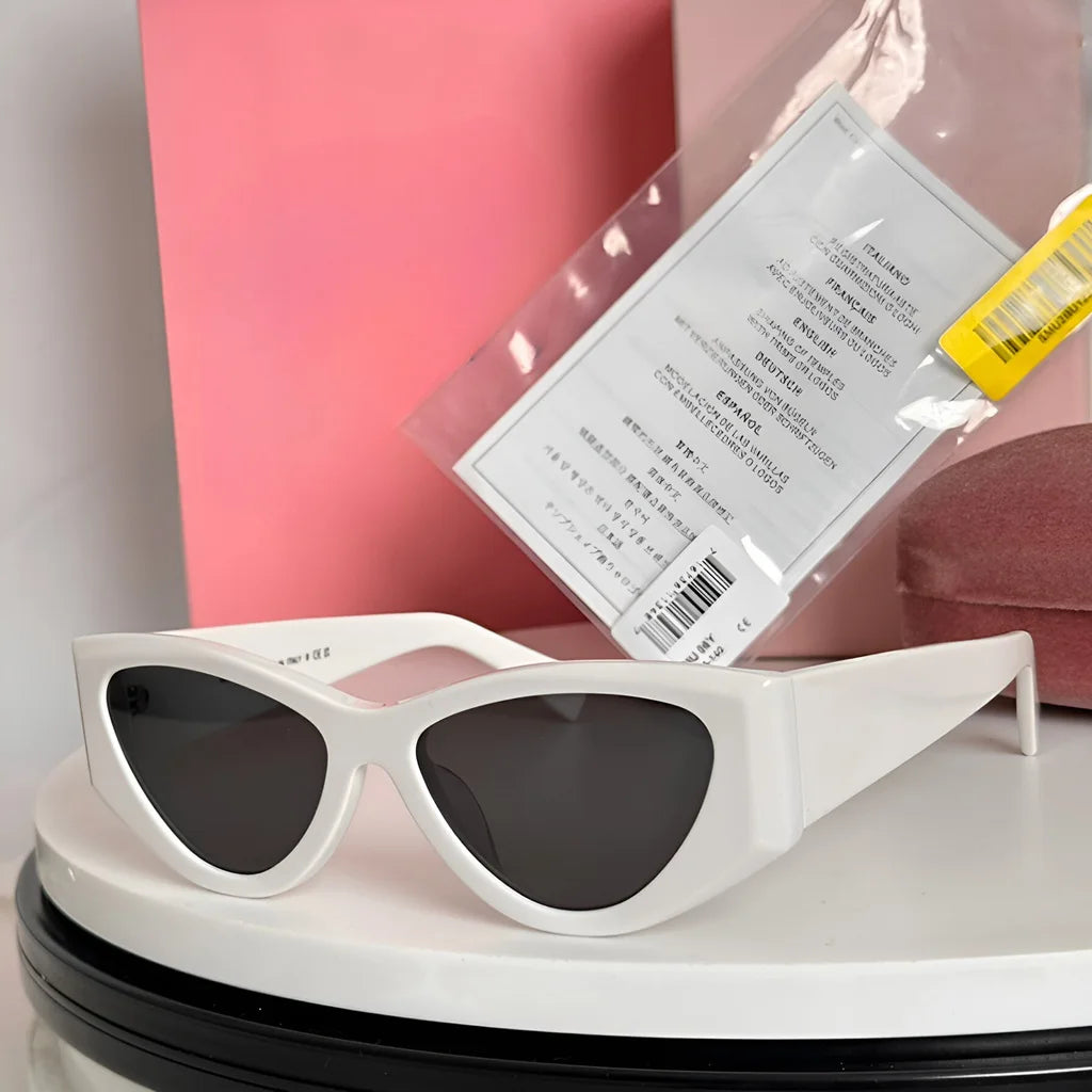 Fashionable Trendy Sunglasses in Classic Colors with UV Protection Chic Eyewear Accessory for All - Season Wear