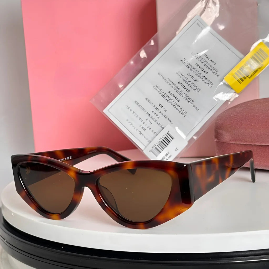 Fashionable Trendy Sunglasses in Classic Colors with UV Protection Chic Eyewear Accessory for All - Season Wear