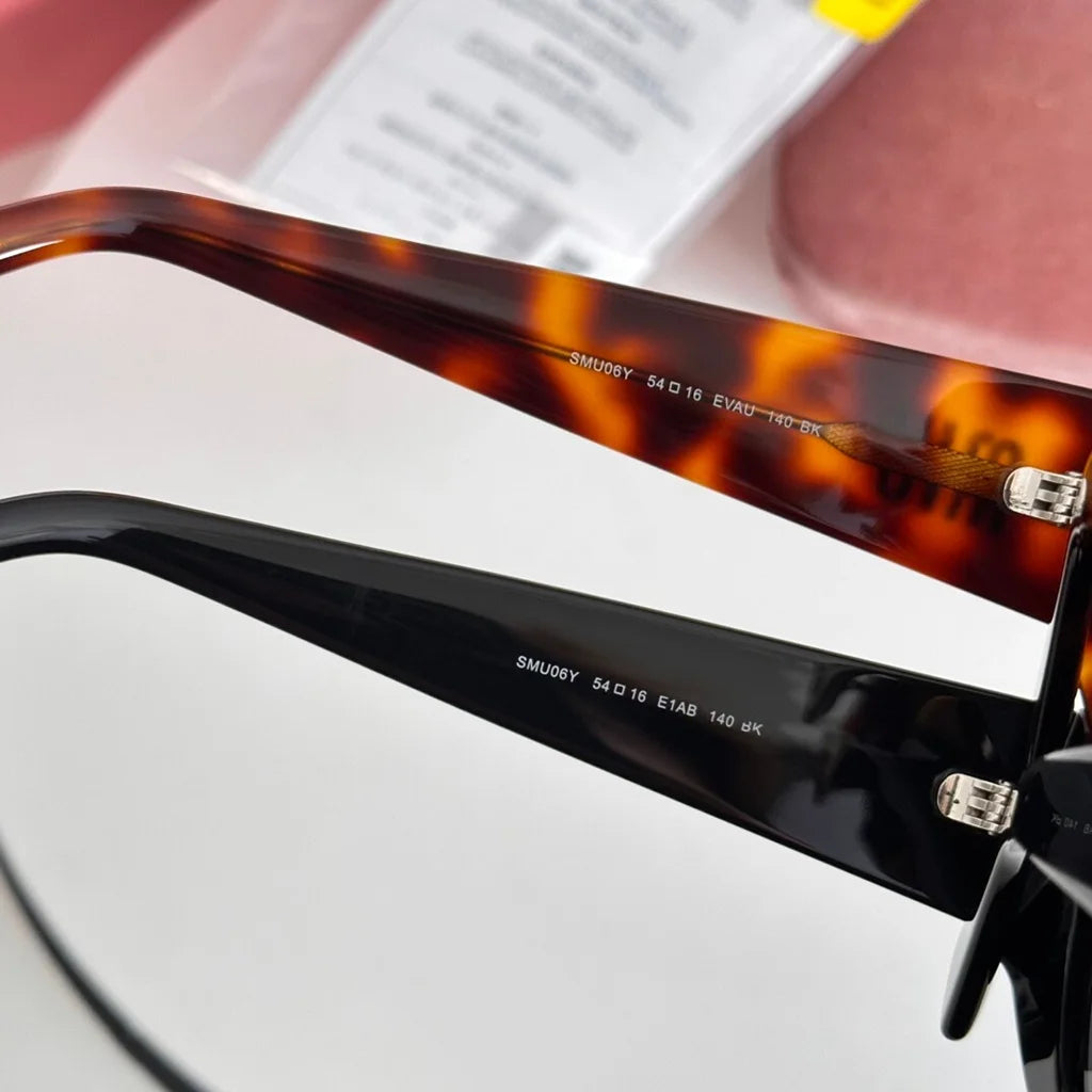 Fashionable Trendy Sunglasses in Classic Colors with UV Protection Chic Eyewear Accessory for All - Season Wear