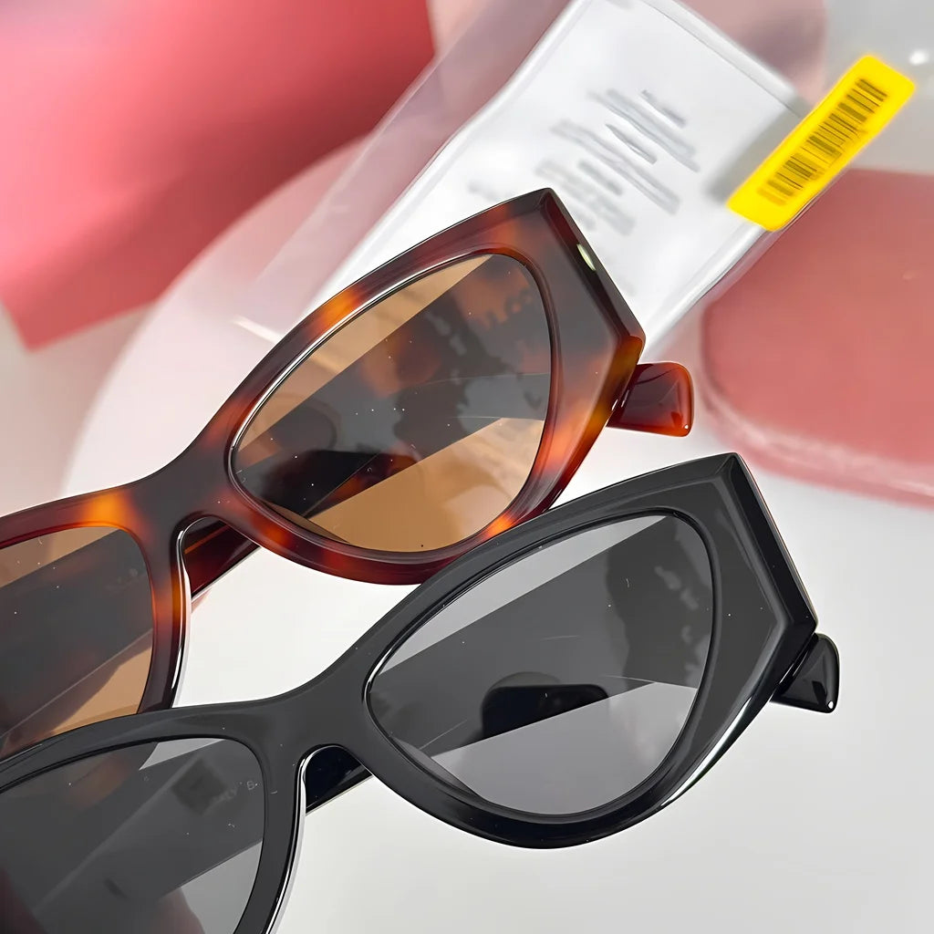 Fashionable Trendy Sunglasses in Classic Colors with UV Protection Chic Eyewear Accessory for All - Season Wear